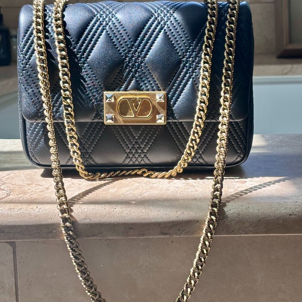 New with tags Valentino Garavani Quiltie 67 medium shoulder bag